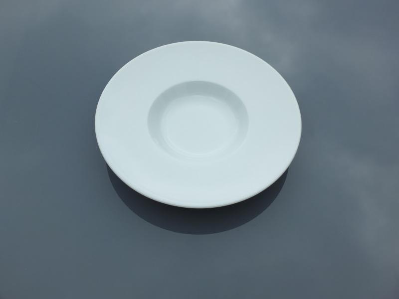 Location assiette creuse 25cm à grandes ailes en porcelaine blanche